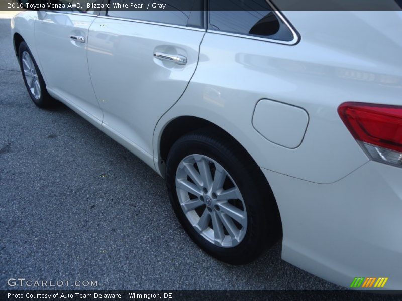 Blizzard White Pearl / Gray 2010 Toyota Venza AWD