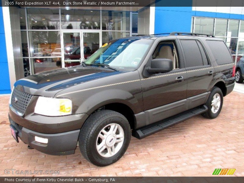 Front 3/4 View of 2005 Expedition XLT 4x4