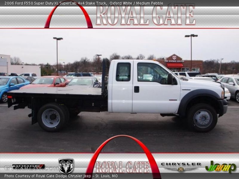 Oxford White / Medium Pebble 2006 Ford F550 Super Duty XL SuperCab 4x4 Stake Truck