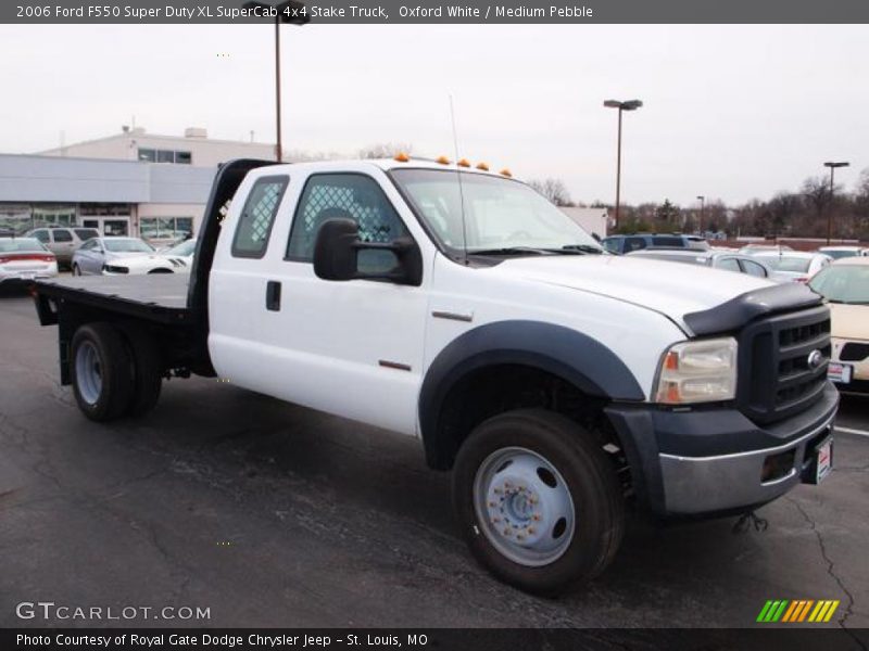 Oxford White / Medium Pebble 2006 Ford F550 Super Duty XL SuperCab 4x4 Stake Truck