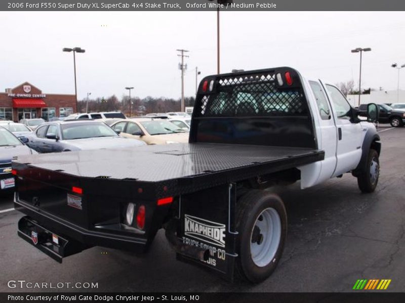 Oxford White / Medium Pebble 2006 Ford F550 Super Duty XL SuperCab 4x4 Stake Truck