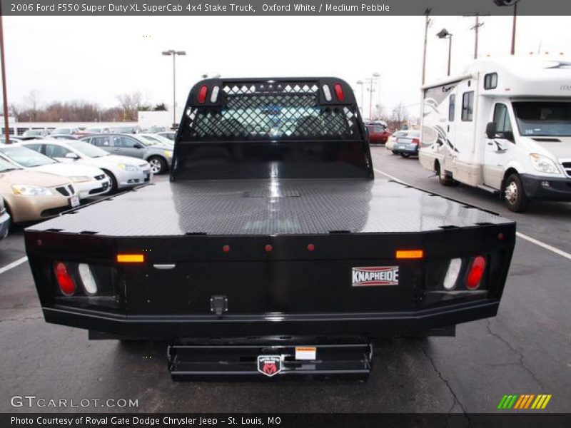 Oxford White / Medium Pebble 2006 Ford F550 Super Duty XL SuperCab 4x4 Stake Truck