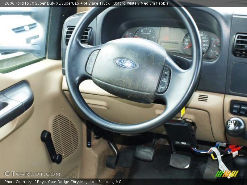 Oxford White / Medium Pebble 2006 Ford F550 Super Duty XL SuperCab 4x4 Stake Truck