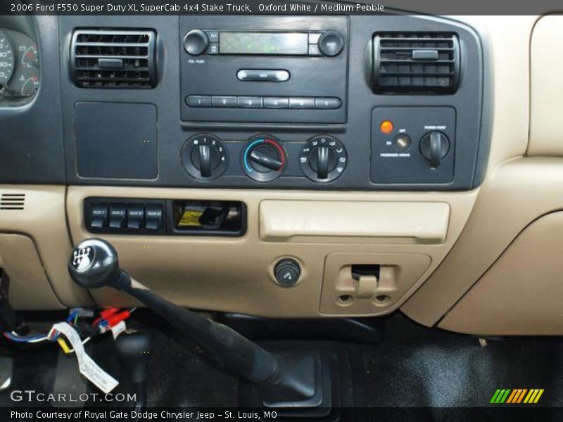 Oxford White / Medium Pebble 2006 Ford F550 Super Duty XL SuperCab 4x4 Stake Truck