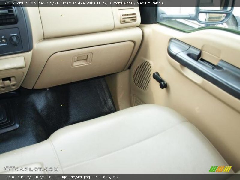 Oxford White / Medium Pebble 2006 Ford F550 Super Duty XL SuperCab 4x4 Stake Truck