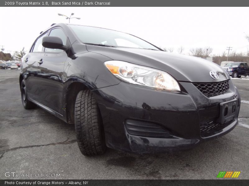 Front 3/4 View of 2009 Matrix 1.8