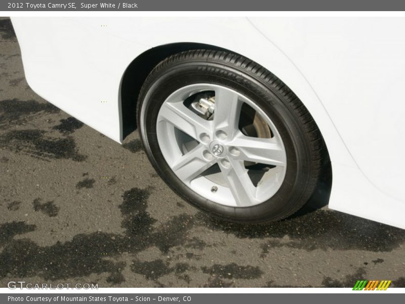 Super White / Black 2012 Toyota Camry SE