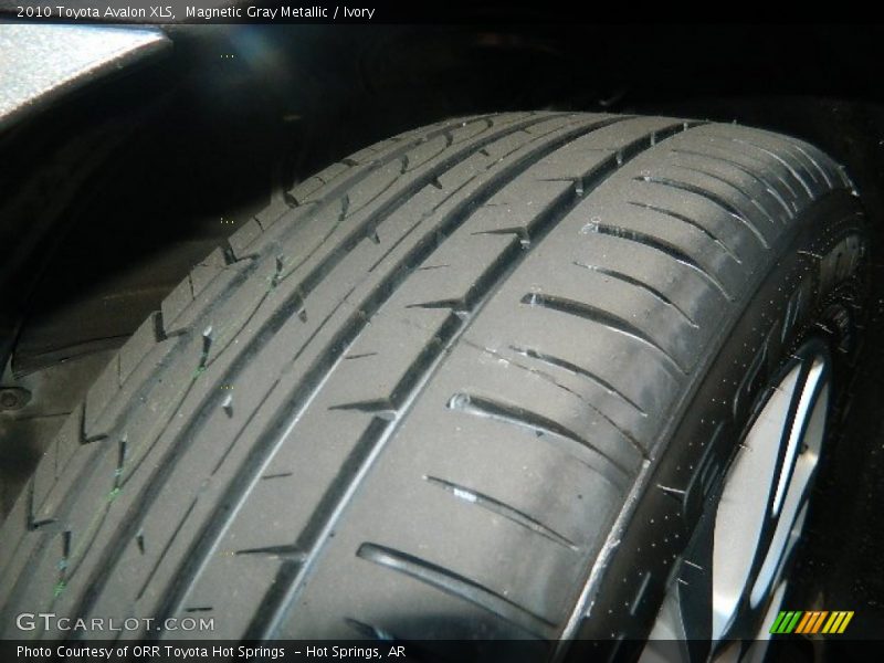 Magnetic Gray Metallic / Ivory 2010 Toyota Avalon XLS