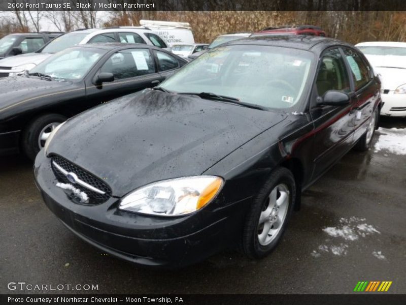 Front 3/4 View of 2000 Taurus SE