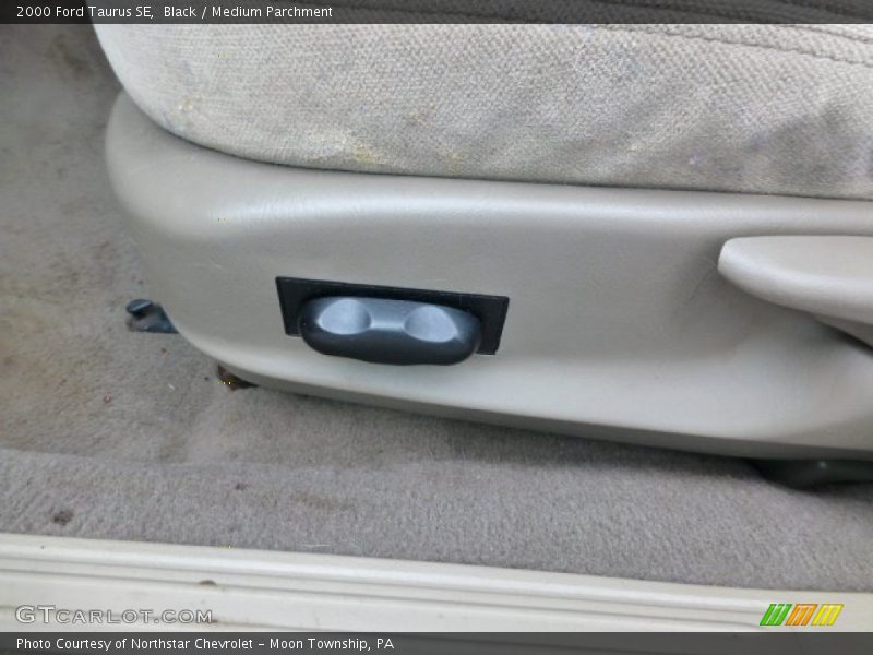 Black / Medium Parchment 2000 Ford Taurus SE