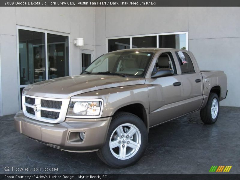 Austin Tan Pearl / Dark Khaki/Medium Khaki 2009 Dodge Dakota Big Horn Crew Cab