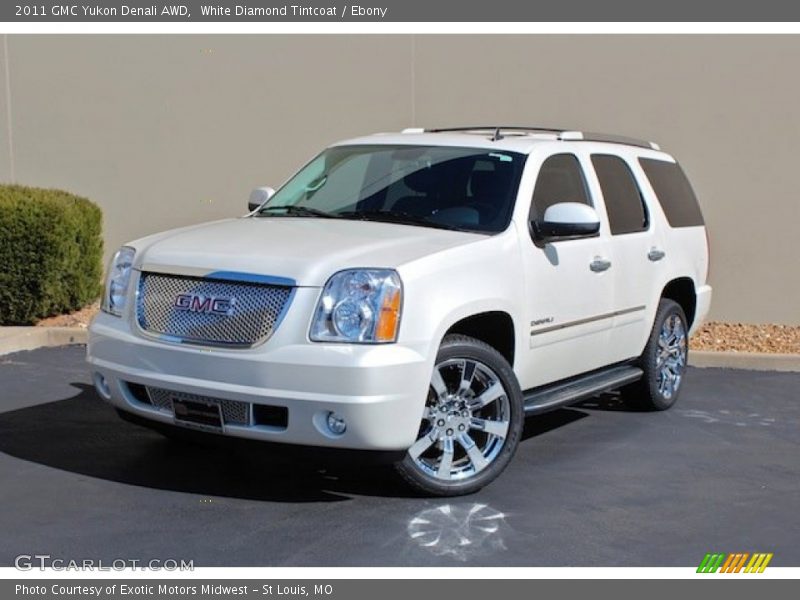 Front 3/4 View of 2011 Yukon Denali AWD
