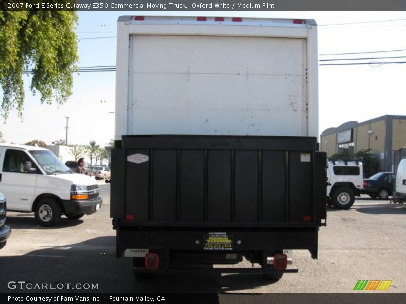 Oxford White / Medium Flint 2007 Ford E Series Cutaway E350 Commercial Moving Truck