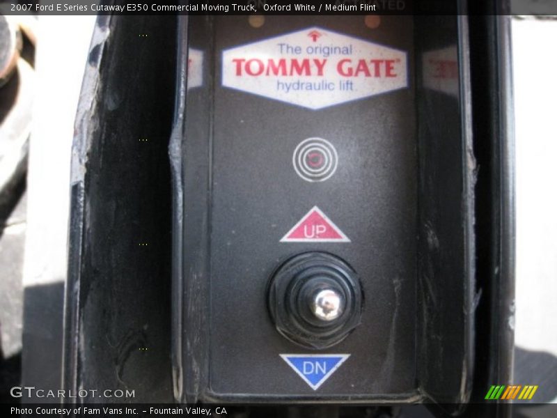 Oxford White / Medium Flint 2007 Ford E Series Cutaway E350 Commercial Moving Truck