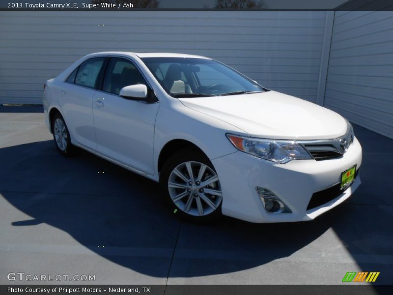Super White / Ash 2013 Toyota Camry XLE