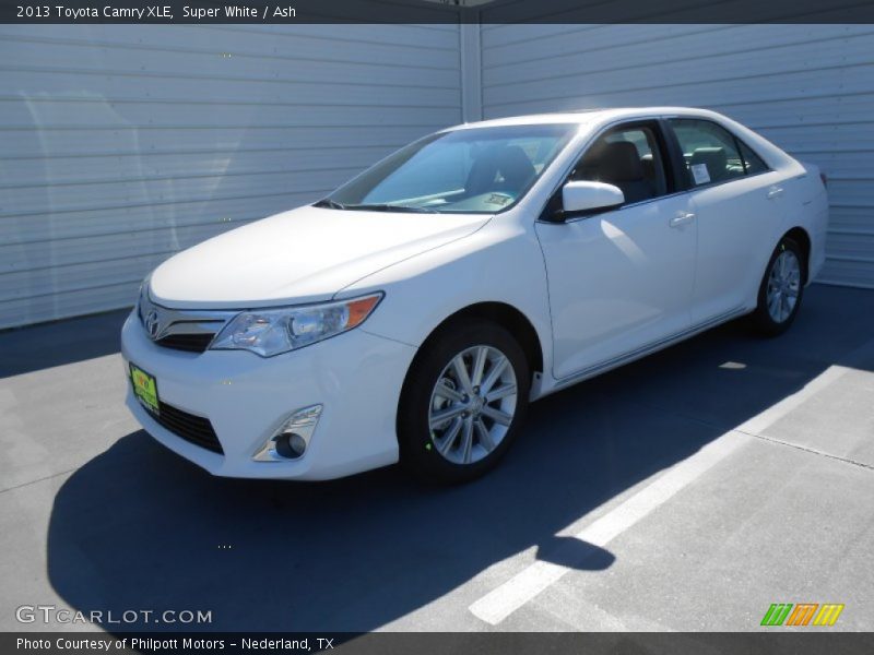 Super White / Ash 2013 Toyota Camry XLE