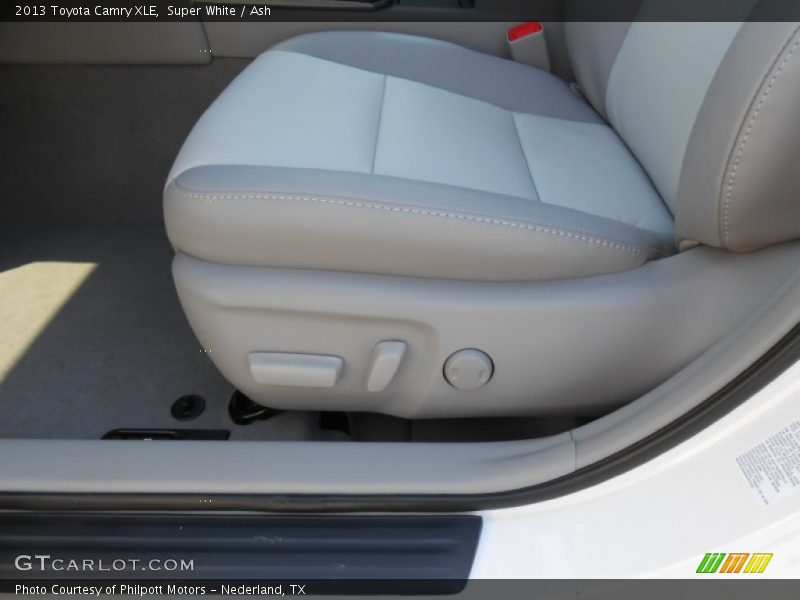 Super White / Ash 2013 Toyota Camry XLE