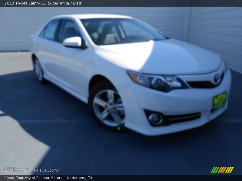Super White / Black 2013 Toyota Camry SE