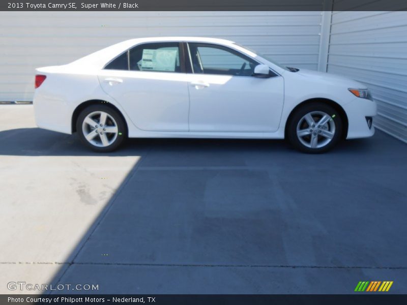 Super White / Black 2013 Toyota Camry SE