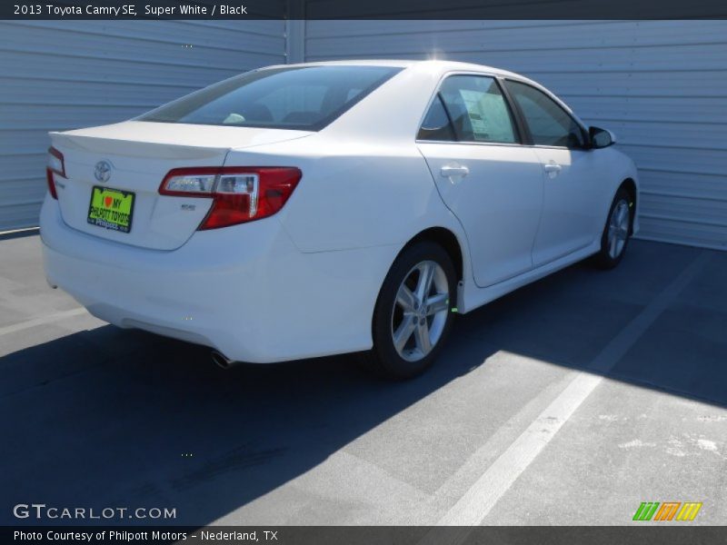 Super White / Black 2013 Toyota Camry SE