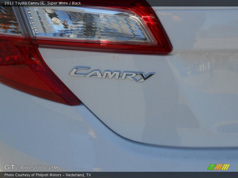 Super White / Black 2013 Toyota Camry SE
