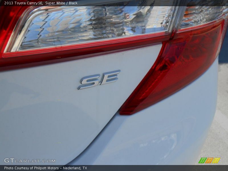 Super White / Black 2013 Toyota Camry SE