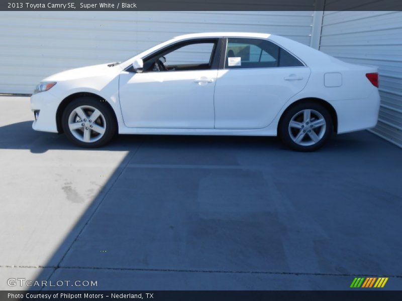 Super White / Black 2013 Toyota Camry SE