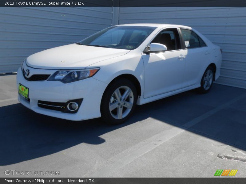 Super White / Black 2013 Toyota Camry SE