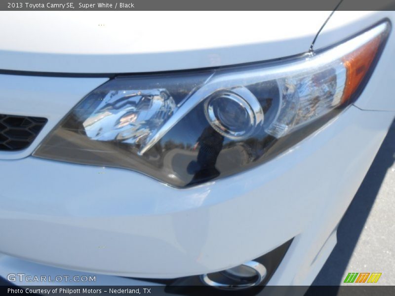 Super White / Black 2013 Toyota Camry SE