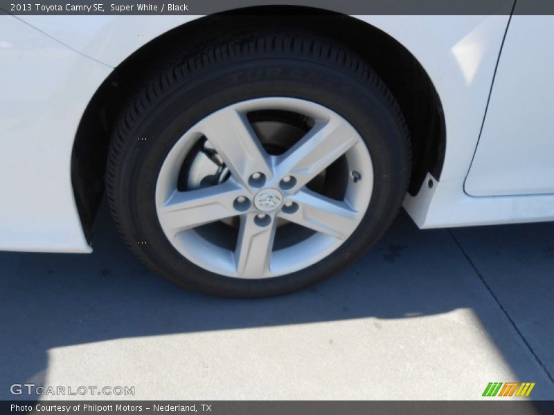 Super White / Black 2013 Toyota Camry SE