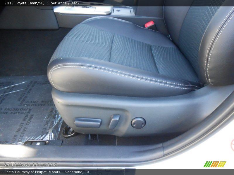 Super White / Black 2013 Toyota Camry SE