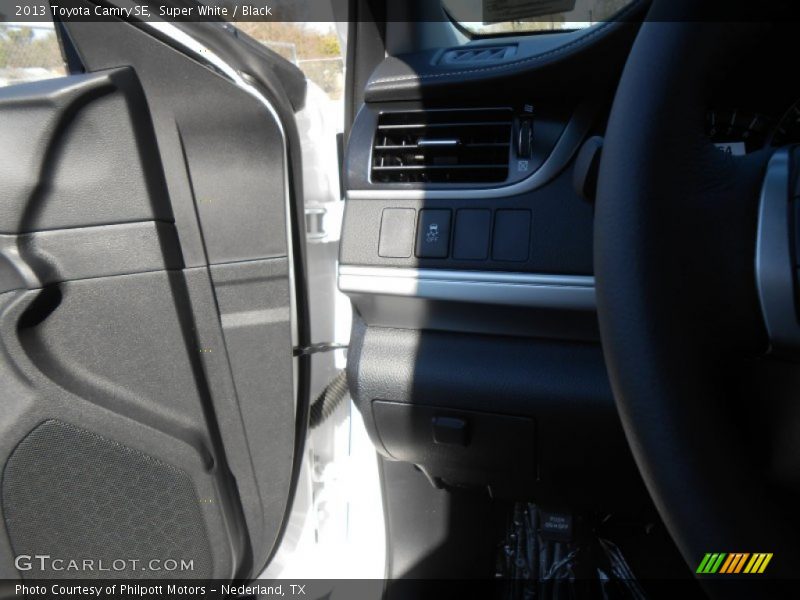 Super White / Black 2013 Toyota Camry SE