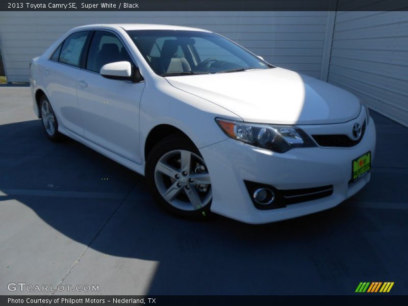 Super White / Black 2013 Toyota Camry SE