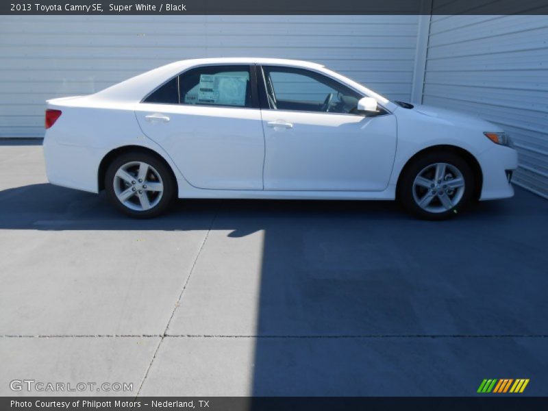 Super White / Black 2013 Toyota Camry SE
