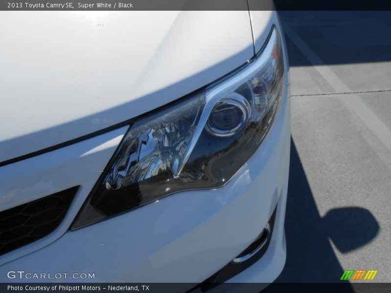 Super White / Black 2013 Toyota Camry SE