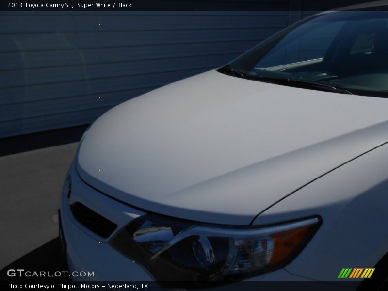 Super White / Black 2013 Toyota Camry SE