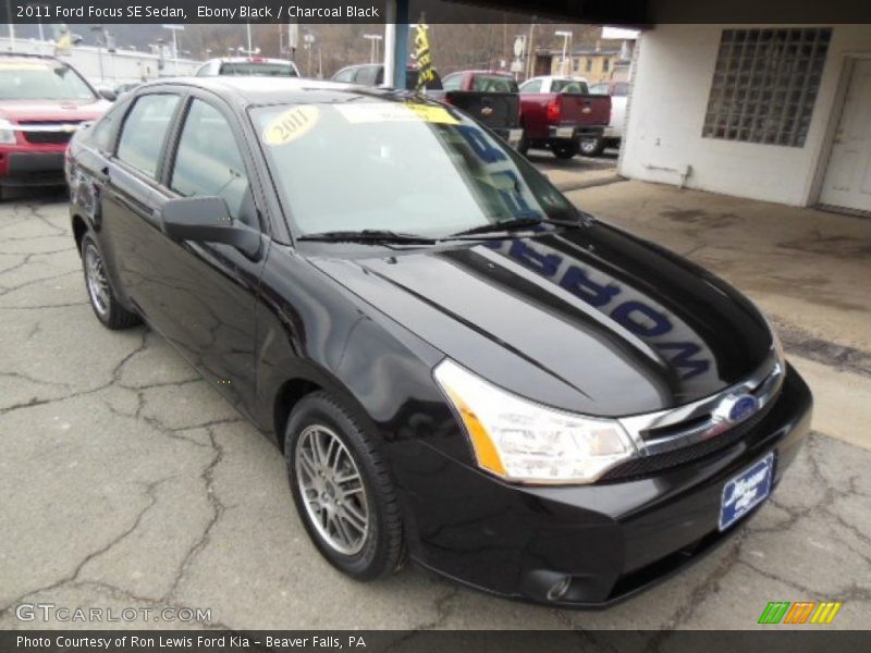 Front 3/4 View of 2011 Focus SE Sedan