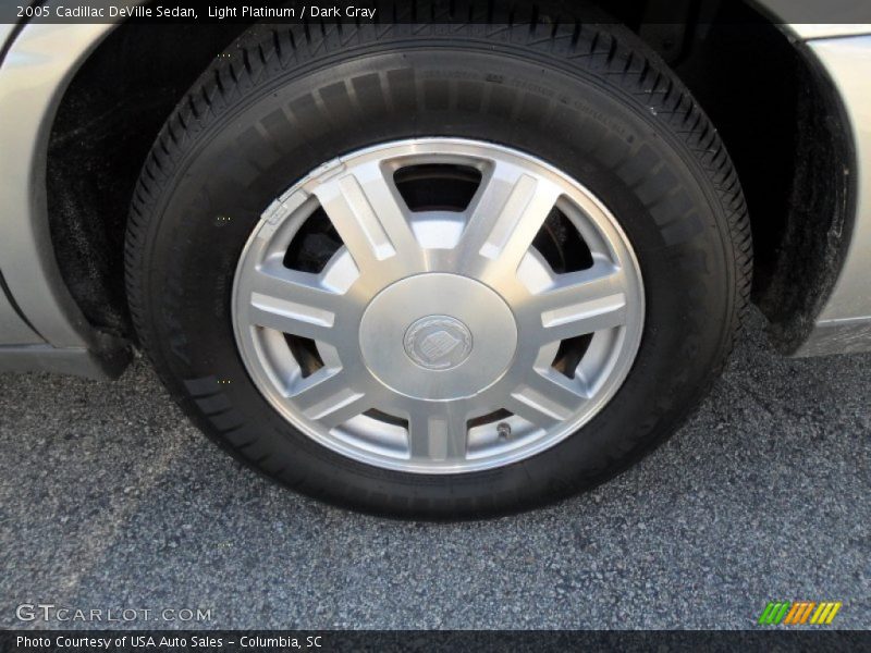 Light Platinum / Dark Gray 2005 Cadillac DeVille Sedan