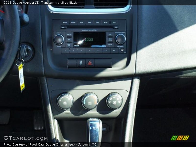 Tungsten Metallic / Black 2013 Dodge Avenger SE