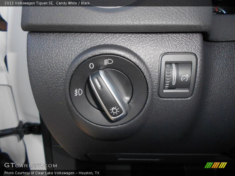 Candy White / Black 2013 Volkswagen Tiguan SE