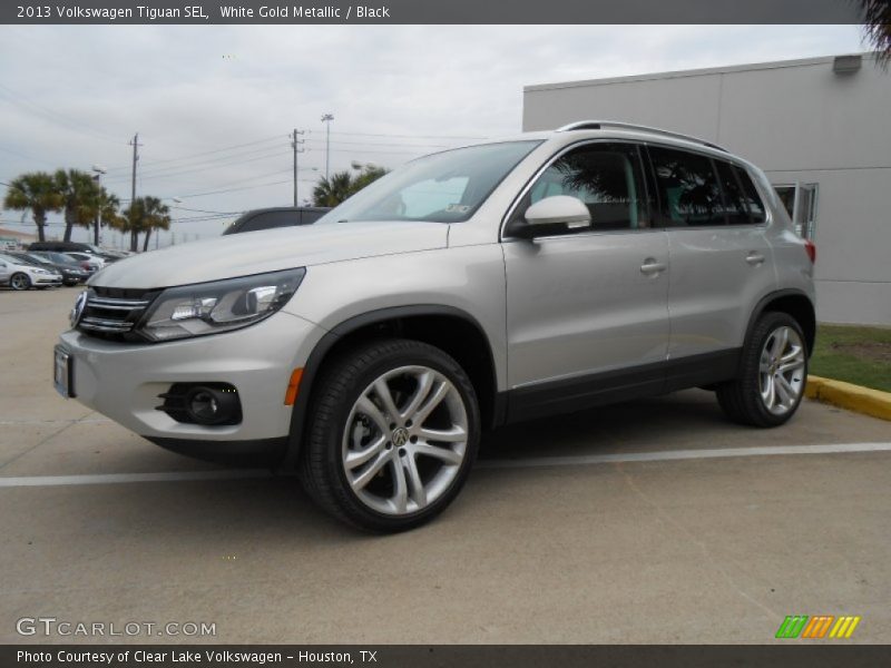 Front 3/4 View of 2013 Tiguan SEL