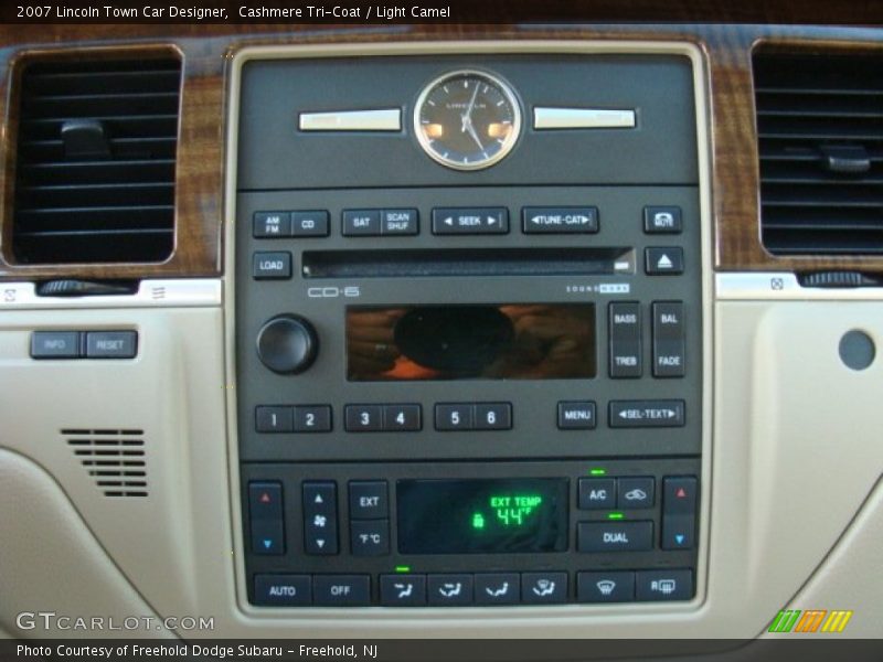 Controls of 2007 Town Car Designer