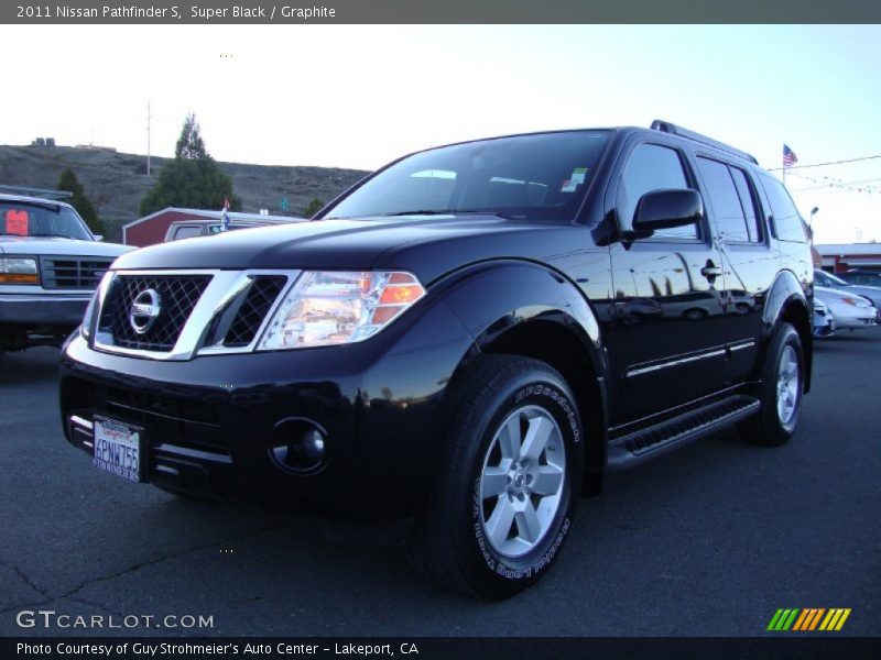 Front 3/4 View of 2011 Pathfinder S