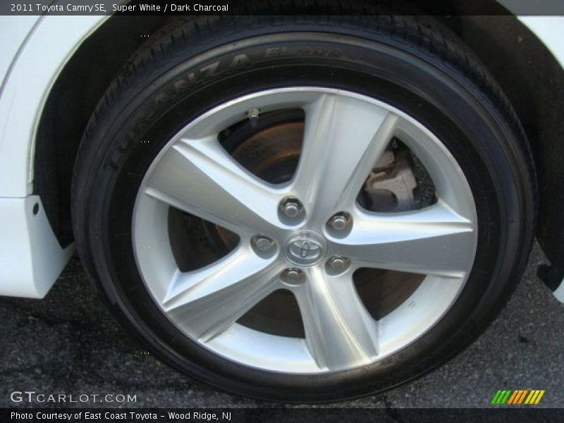 Super White / Dark Charcoal 2011 Toyota Camry SE