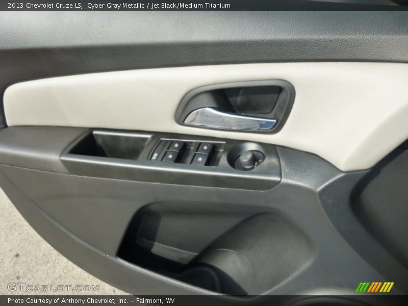 Cyber Gray Metallic / Jet Black/Medium Titanium 2013 Chevrolet Cruze LS