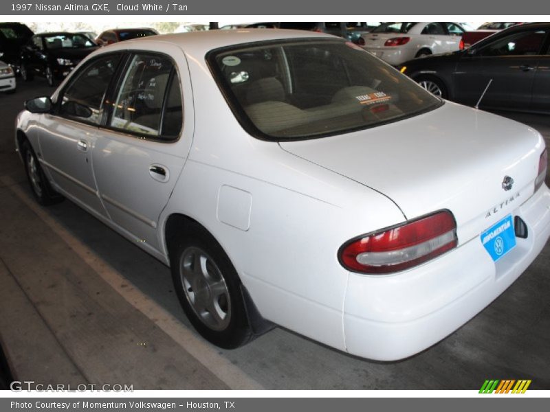 Cloud White / Tan 1997 Nissan Altima GXE