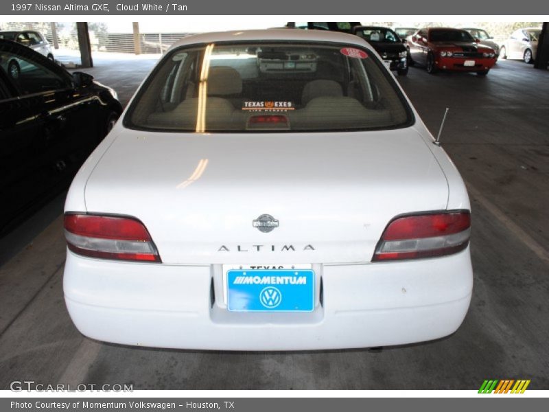 Cloud White / Tan 1997 Nissan Altima GXE