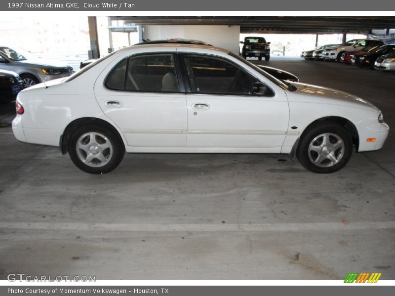 Cloud White / Tan 1997 Nissan Altima GXE