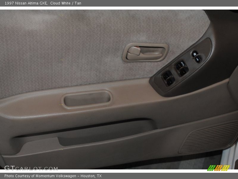 Cloud White / Tan 1997 Nissan Altima GXE
