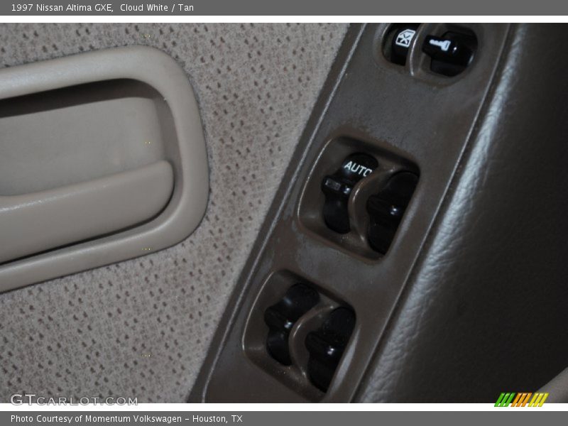 Cloud White / Tan 1997 Nissan Altima GXE